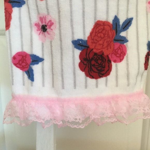 NWOT Lovely Rose Hand Crocheted Towel - Picture 5 of 7